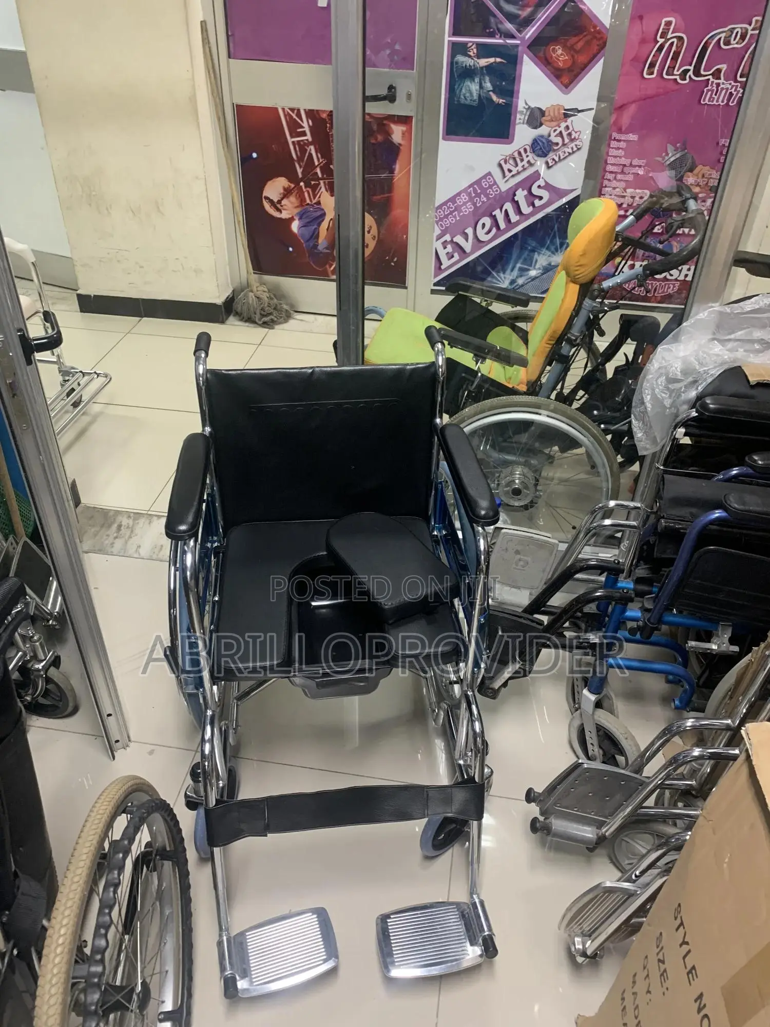 Commode<Wheechair%>Wheelchair%<Wheelchair