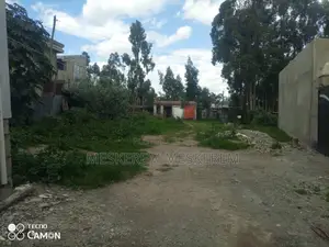 Photo - አስቸኳይ ሽያጭ ቦሌ ቡልቡላ ልዩ ቦታው ሪፌንቲ ቀይ አፈር ሰፊ መሬት / 2 ክፍል ትንሽ ቤትና ሰርቪስ ያለው