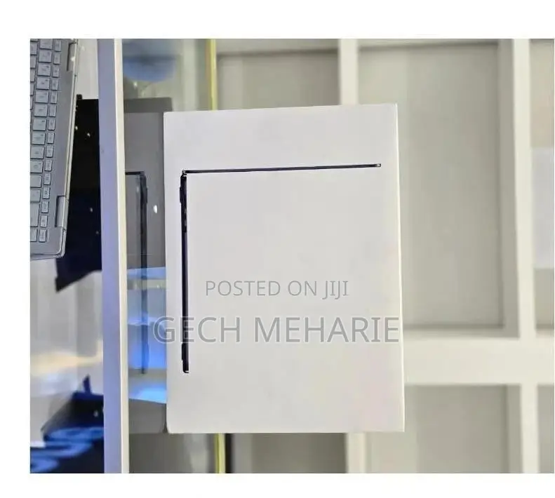 New Laptop Apple MacBook Pro 2022 M2 8GB Apple M3 SSD 512GB