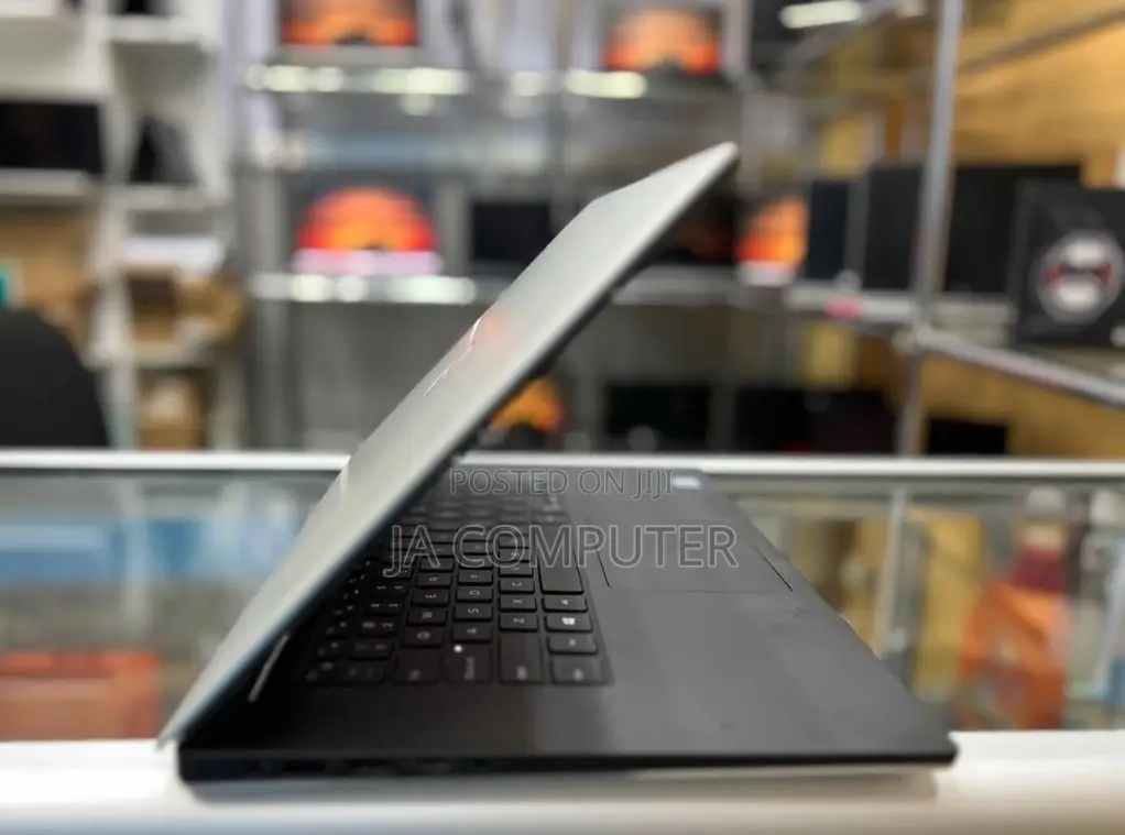 New Laptop Dell Precision 3561 16GB Intel Core I7 SSD 512GB