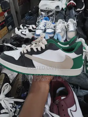 Photo - Travis Scott Air Jordan Low Dunk Green and Black
