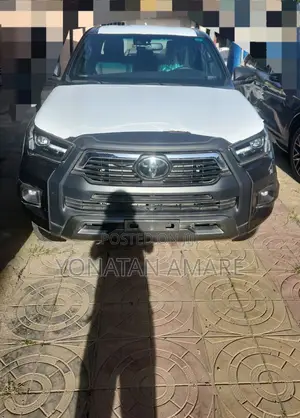 Photo - New Toyota Hilux 2023 Green