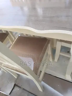 የገበታ ጠረጴዛ ከ 6 ወንበር ጋር በዋንዛ የተሰራ