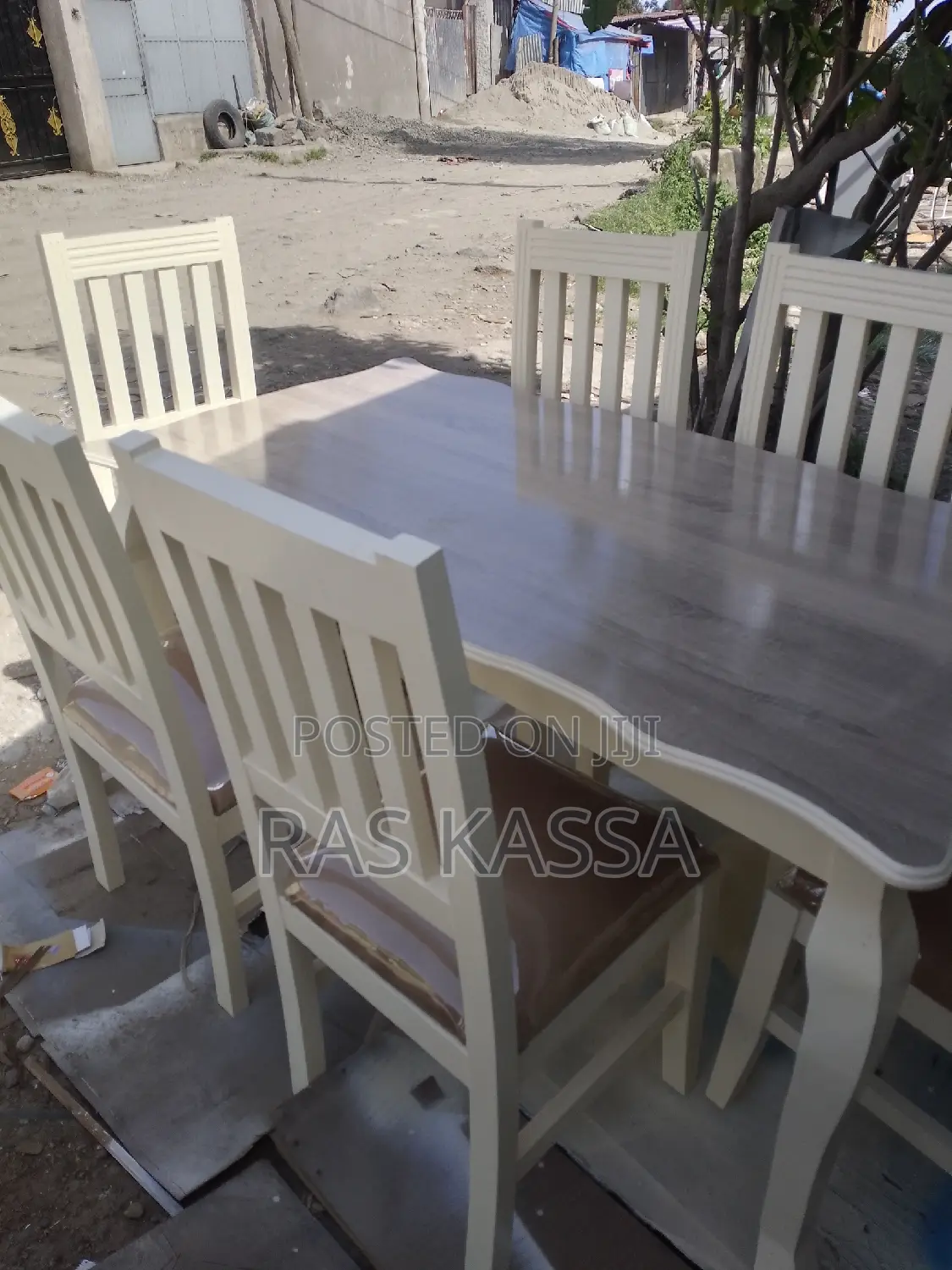 የገበታ ጠረጴዛ ከ 6 ወንበር ጋር በዋንዛ የተሰራ