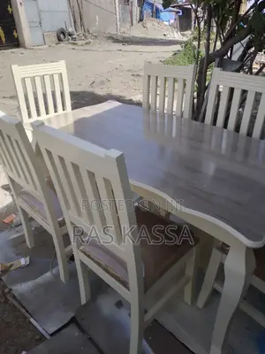 የገበታ ጠረጴዛ ከ 6 ወንበር ጋር በዋንዛ የተሰራ