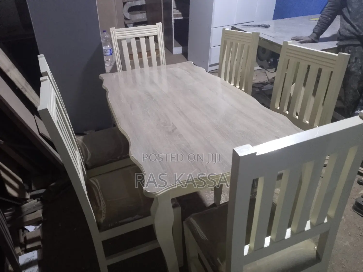 የገበታ ጠረጴዛ ከ 6 ወንበር ጋር በዋንዛ የተሰራ