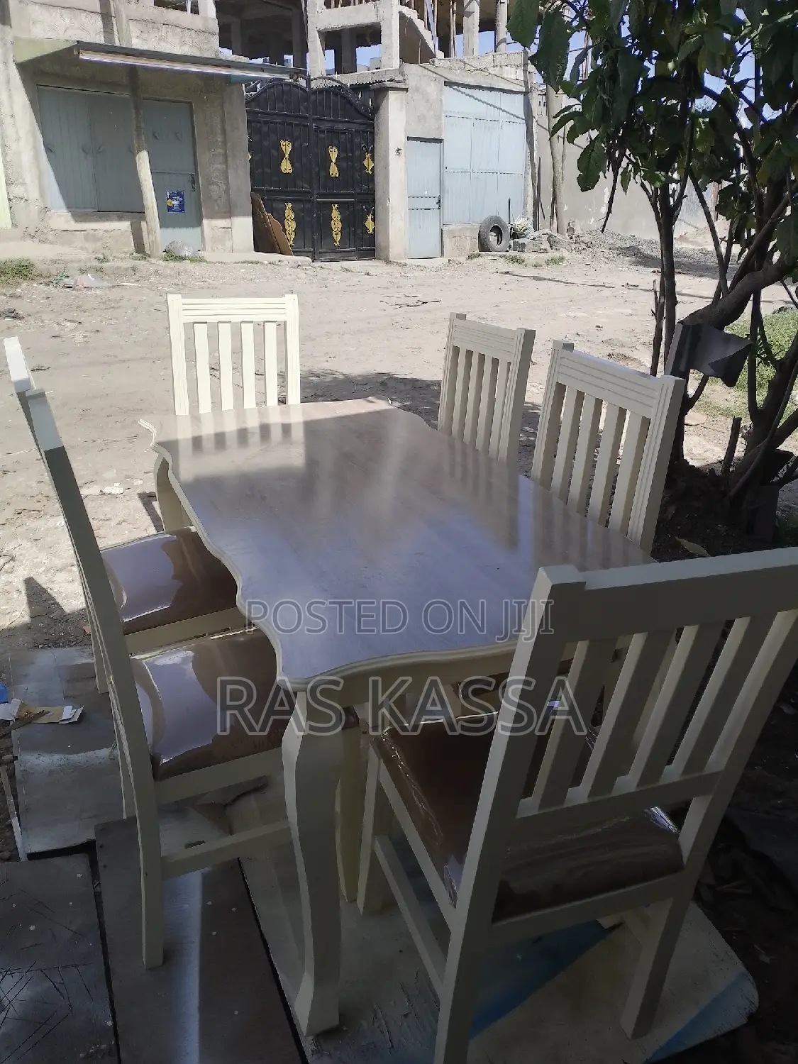 የገበታ ጠረጴዛ ከ 6 ወንበር ጋር በዋንዛ የተሰራ