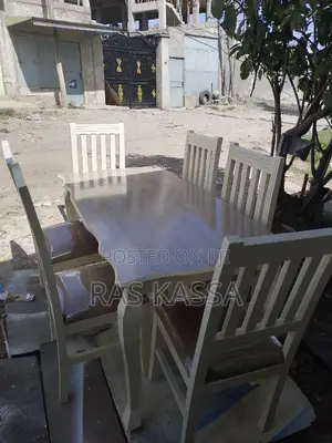 የገበታ ጠረጴዛ ከ 6 ወንበር ጋር በዋንዛ የተሰራ