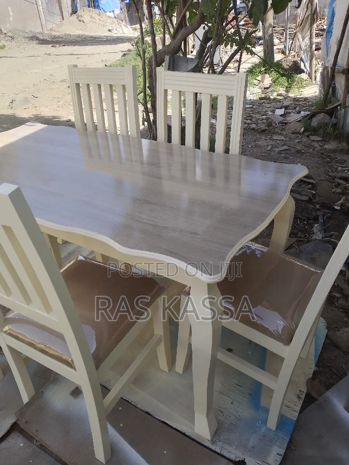 የገበታ ጠረጴዛ ከ 6 ወንበር ጋር በዋንዛ የተሰራ