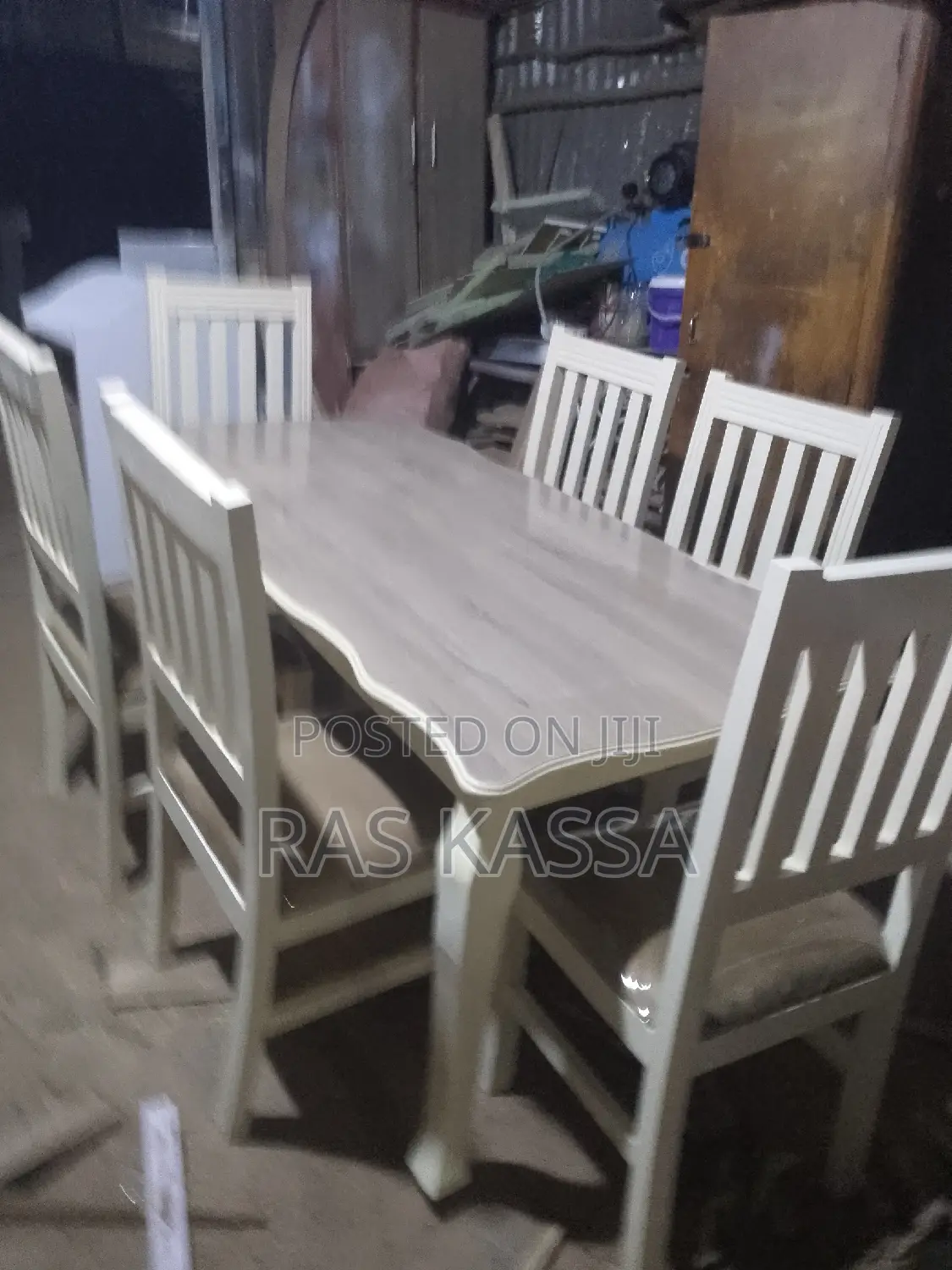 የገበታ ጠረጴዛ ከ 6 ወንበር ጋር በዋንዛ የተሰራ