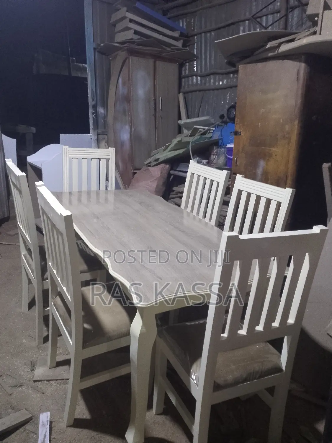 የገበታ ጠረጴዛ ከ 6 ወንበር ጋር በዋንዛ የተሰራ