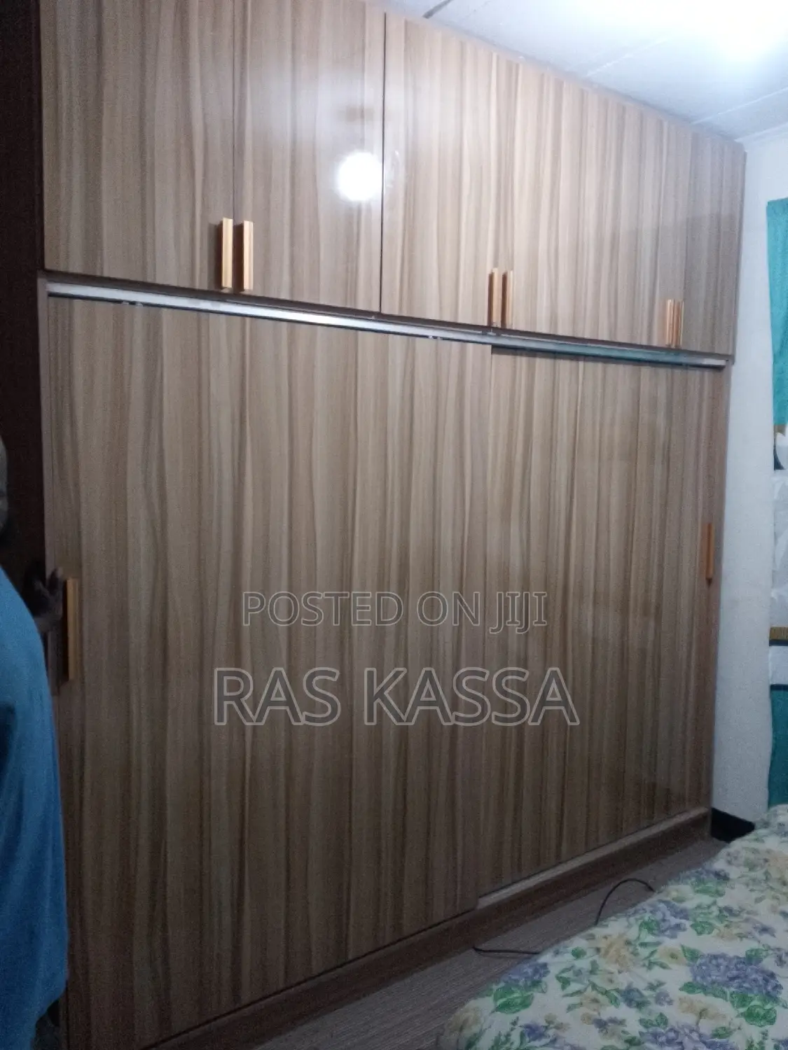 ውብ እና ጠንካራ ተደራራቢ ቁም ሳጥን