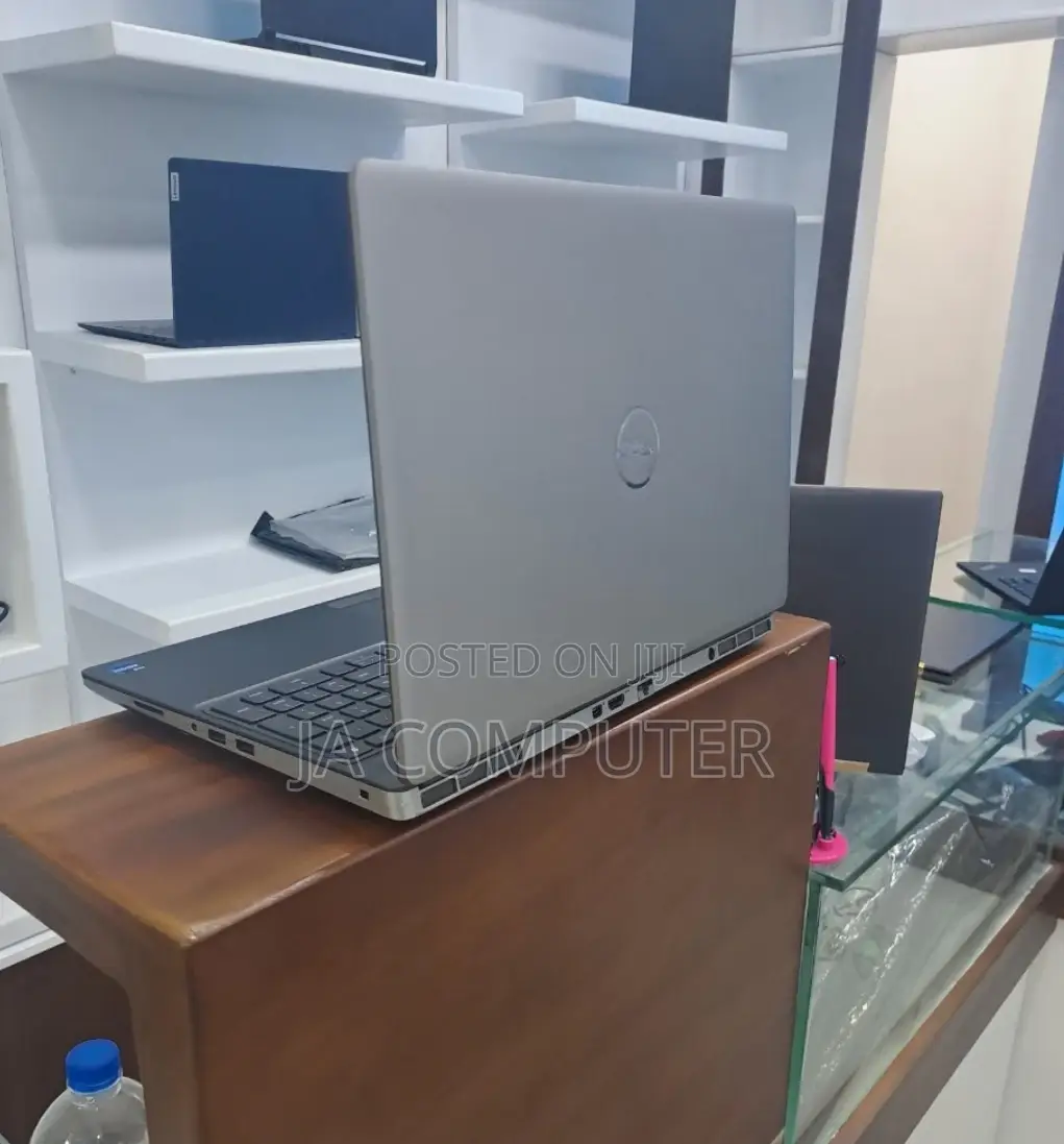 New Laptop Dell Precision 7560 16GB Intel Core I7 SSD 512GB