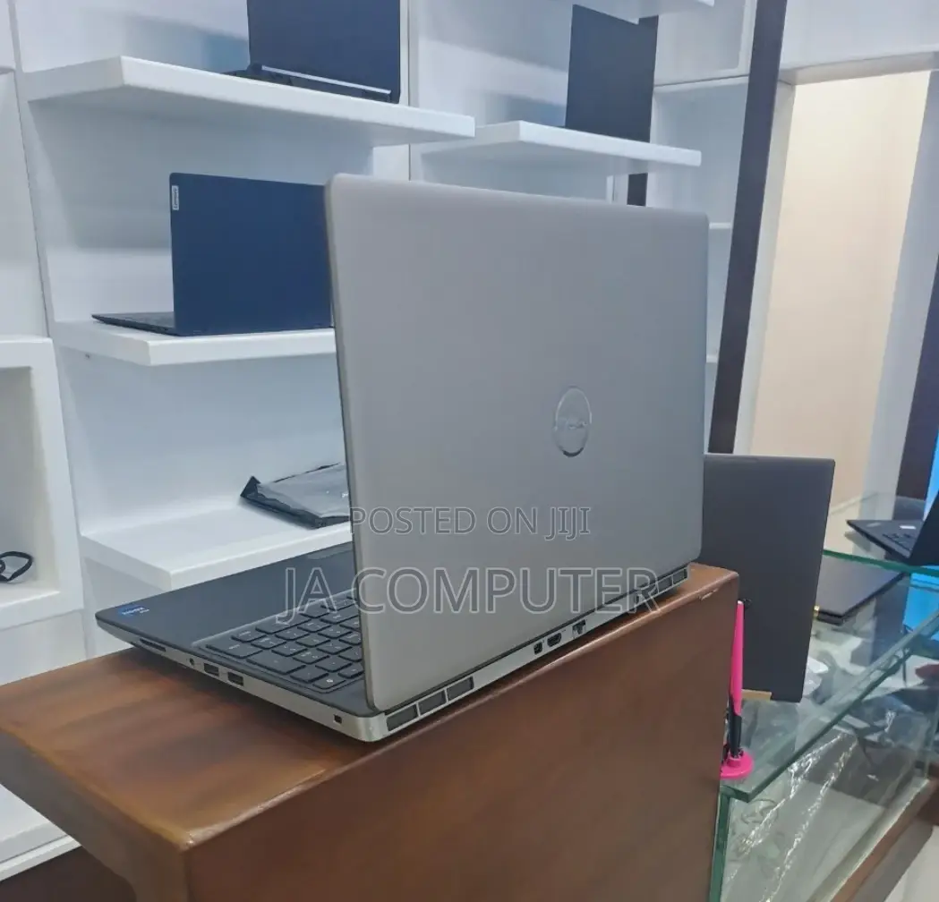 New Laptop Dell Precision 5540 16GB Intel Core I7 SSD 512GB