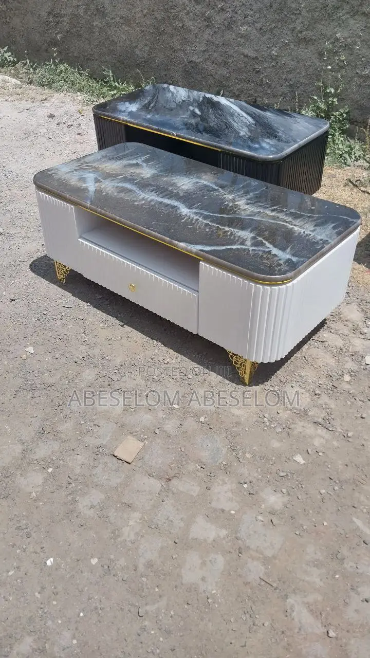 በ ኢፖክሲ የተሰሩ የሶፋ ጠረጴዛ