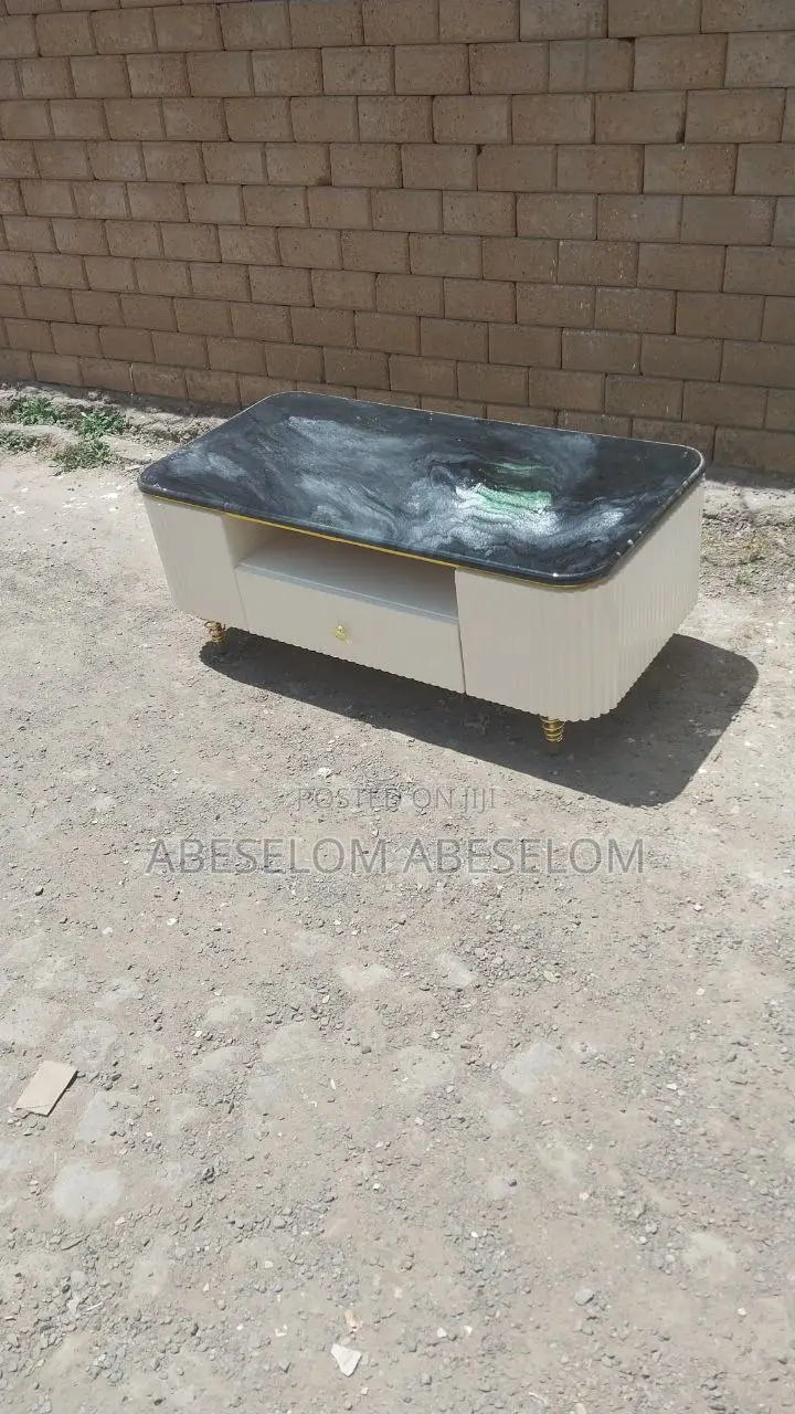 በ ኢፖክሲ የተሰሩ የሶፋ ጠረጴዛ