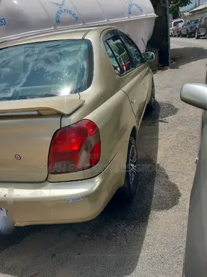 Toyota Platz 2001 Gold