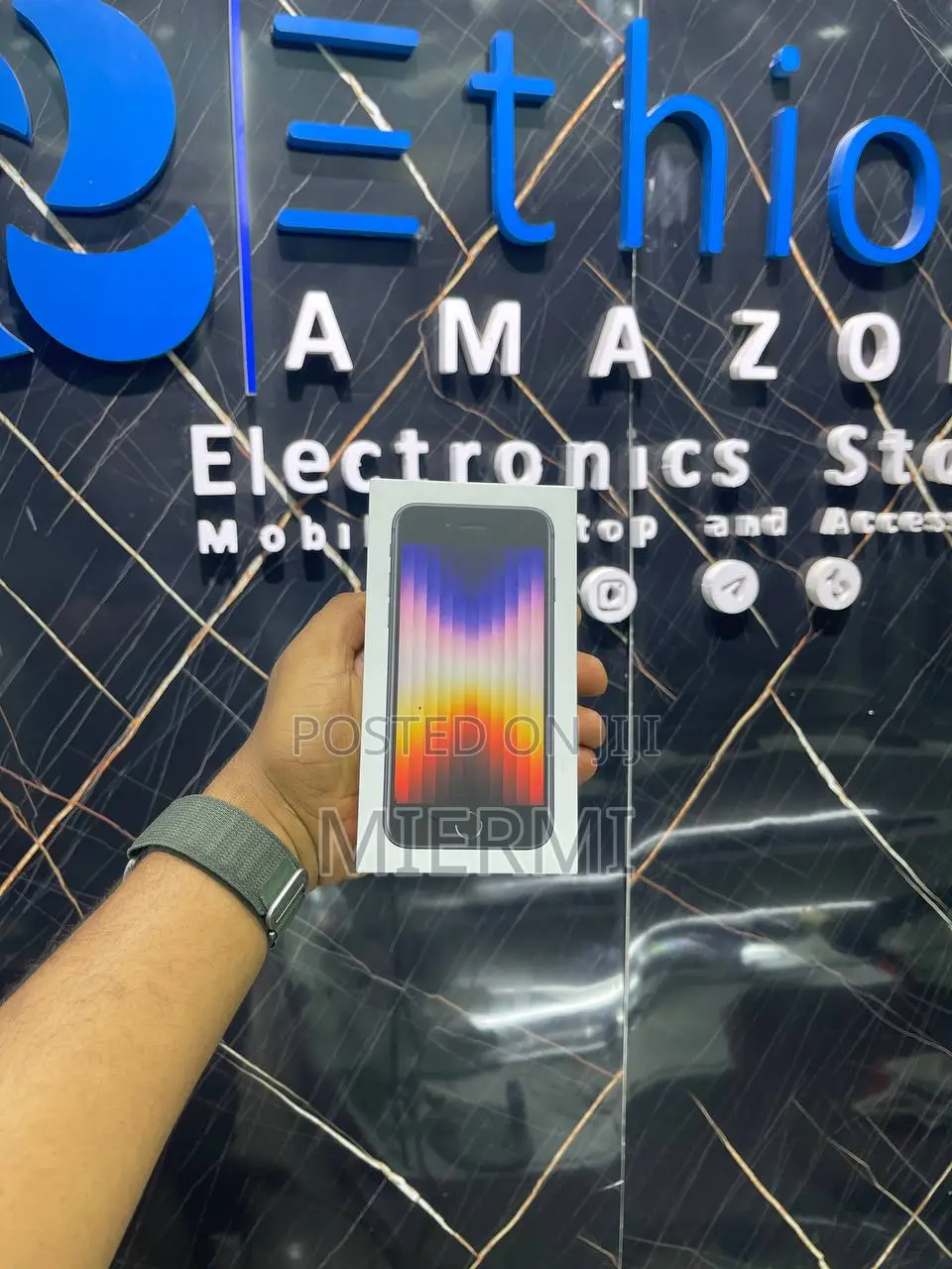 New Apple iPhone SE (2022) 128 GB Black