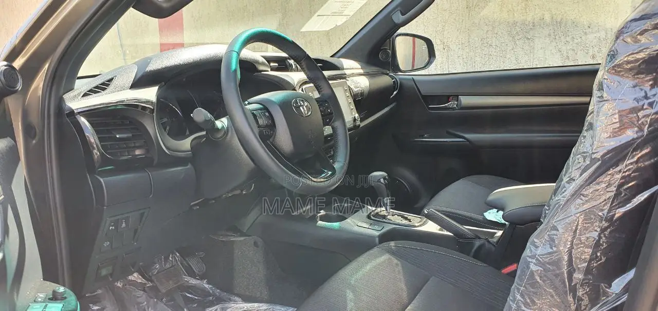 New Toyota Hilux 2023 Gray