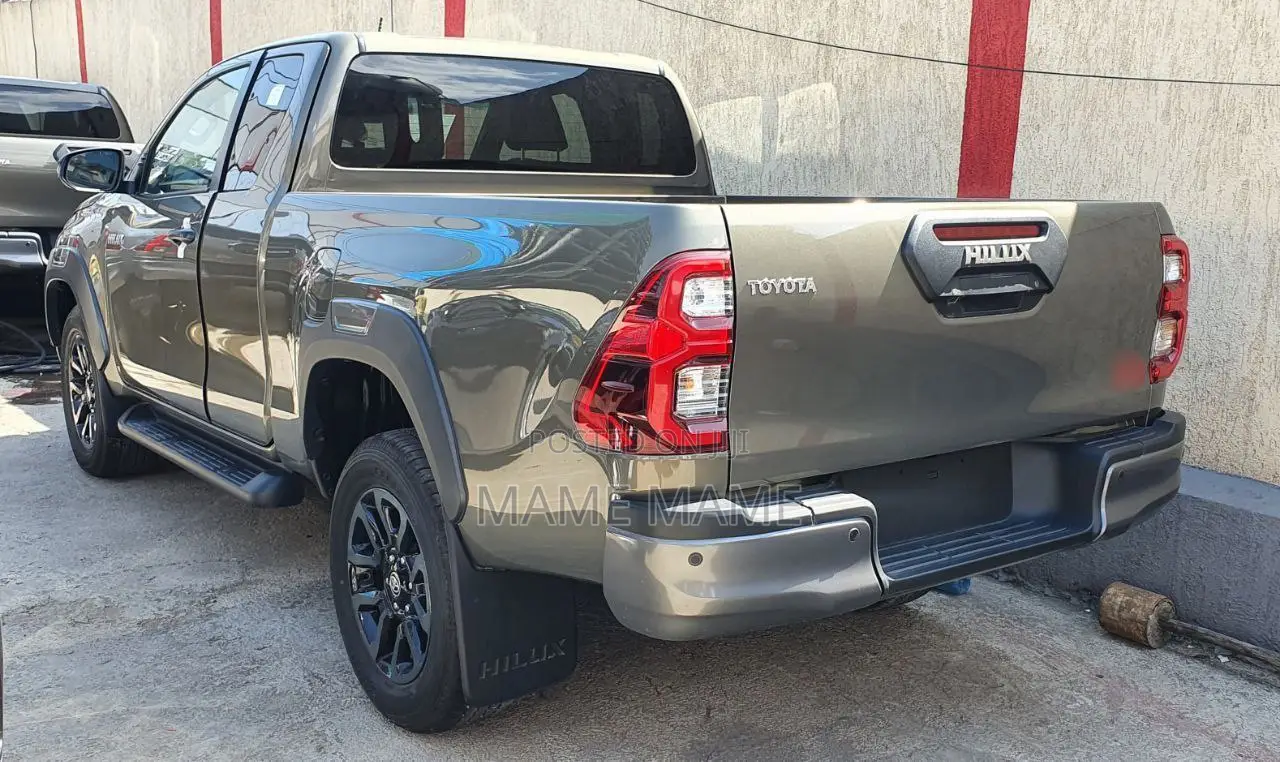 New Toyota Hilux 2023 Gray