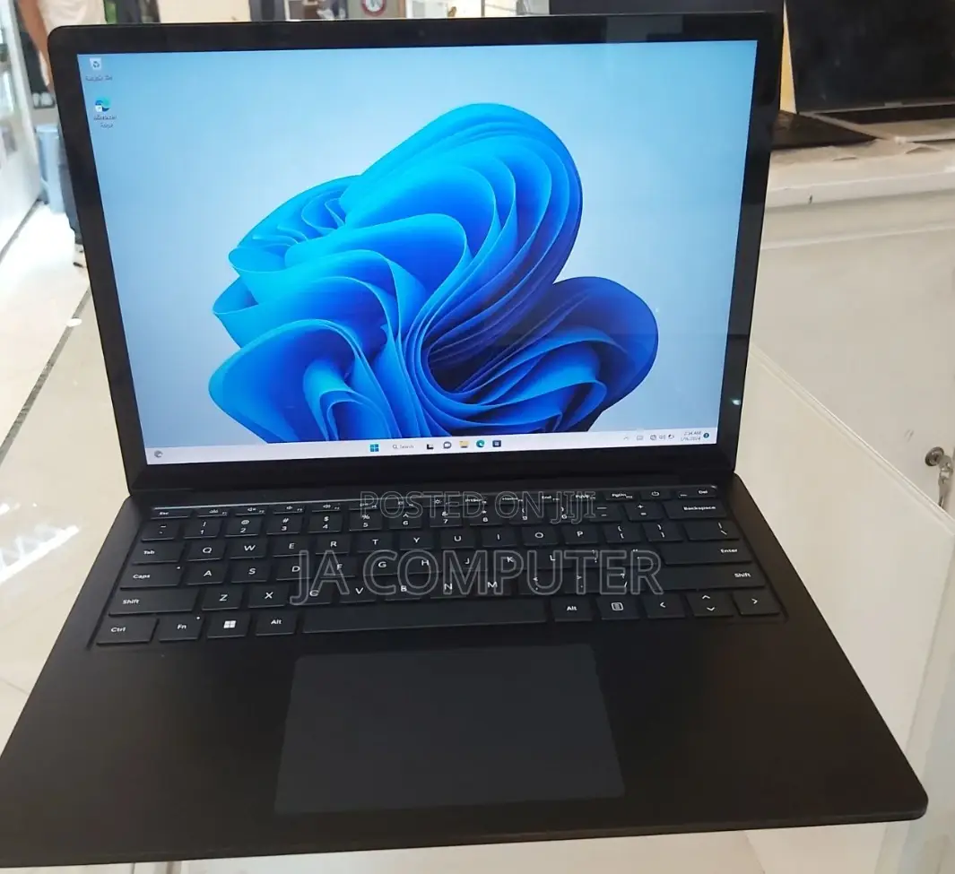 New Laptop Microsoft Surface 32GB Intel Core I7 SSD 512GB