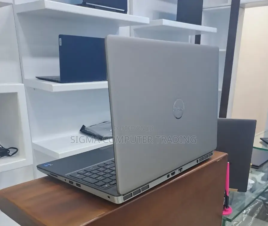 New Laptop Dell Precision 7540 16GB Intel Xeon SSD 512GB