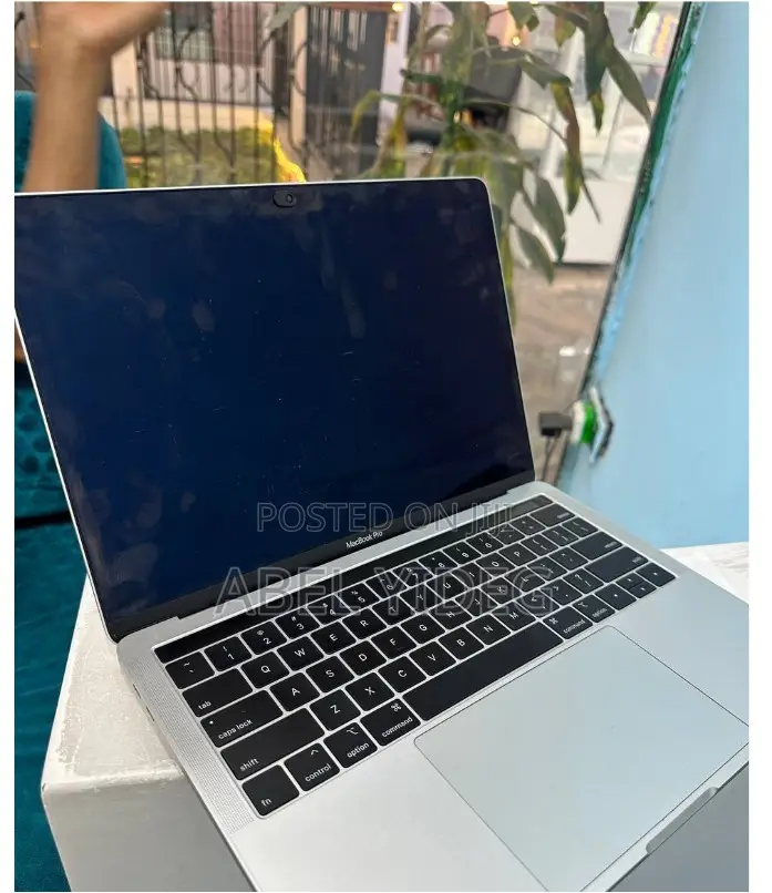 New Laptop Apple MacBook Pro 2018 16GB Intel Core I7 SSD 512GB