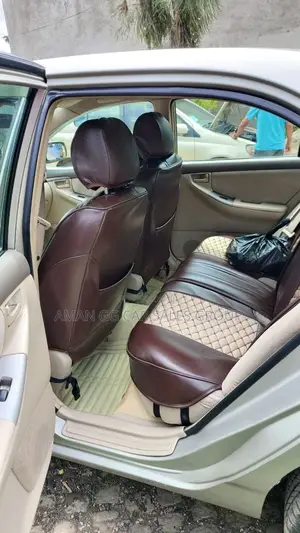 Toyota HiAce 2011 White