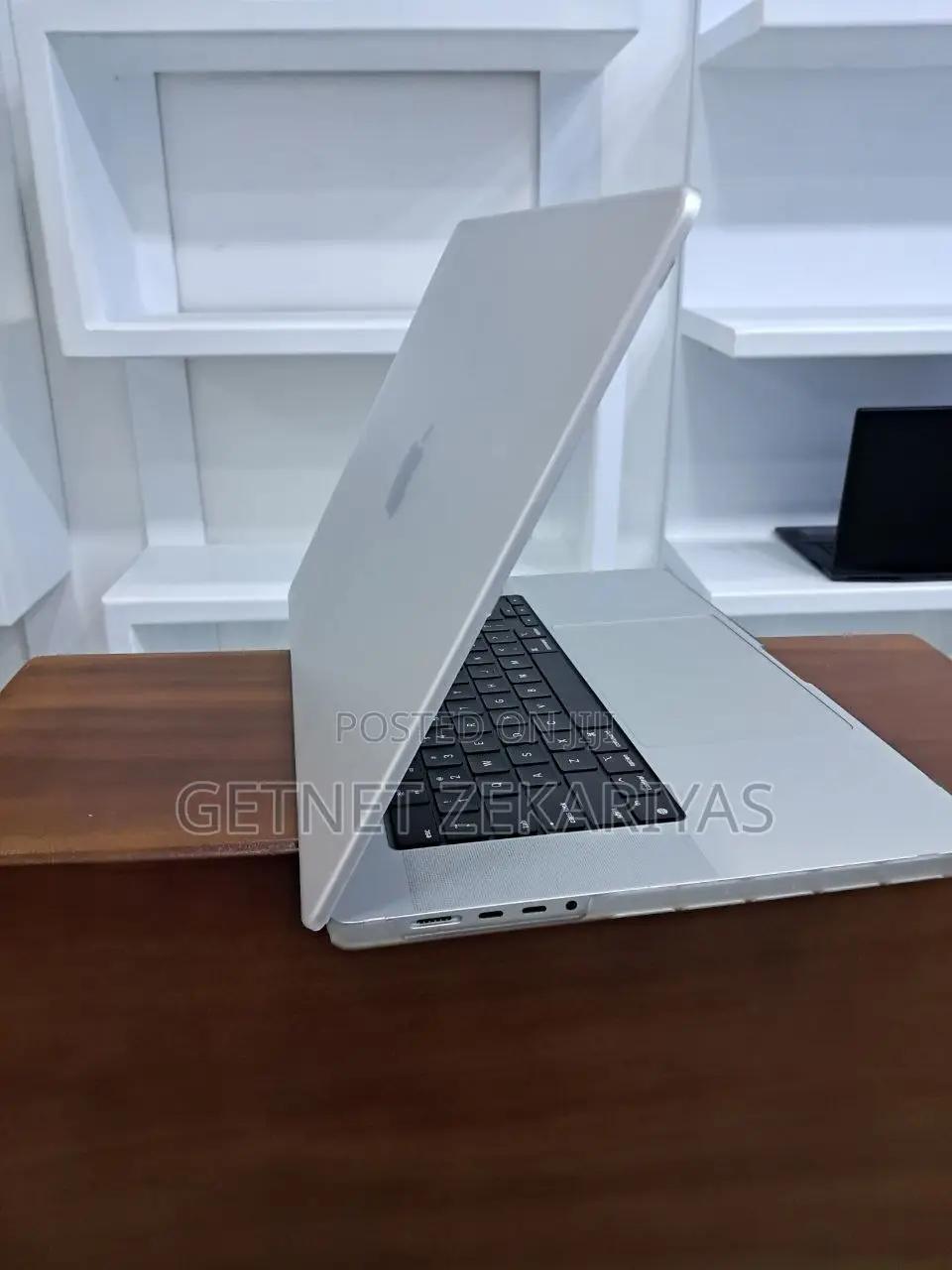 New Laptop Apple MacBook Pro 2023 M2 16-Inch 16GB Apple M2 SSD 1T