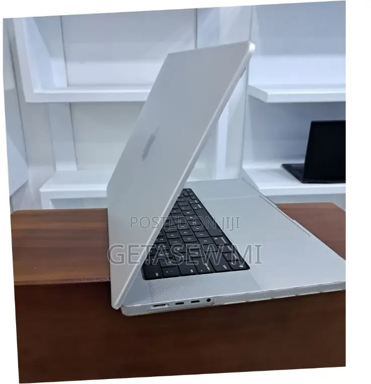 New Laptop Apple MacBook Pro 2022 M2 16GB Apple M2 SSD 1T