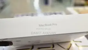 New Laptop Apple MacBook Pro 2022 M2 16GB Apple M2 SSD 512GB