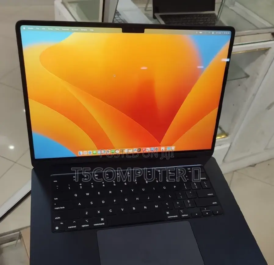 New Laptop Apple MacBook Pro 2023 M2 8GB Intel Core i7 SSD 256GB