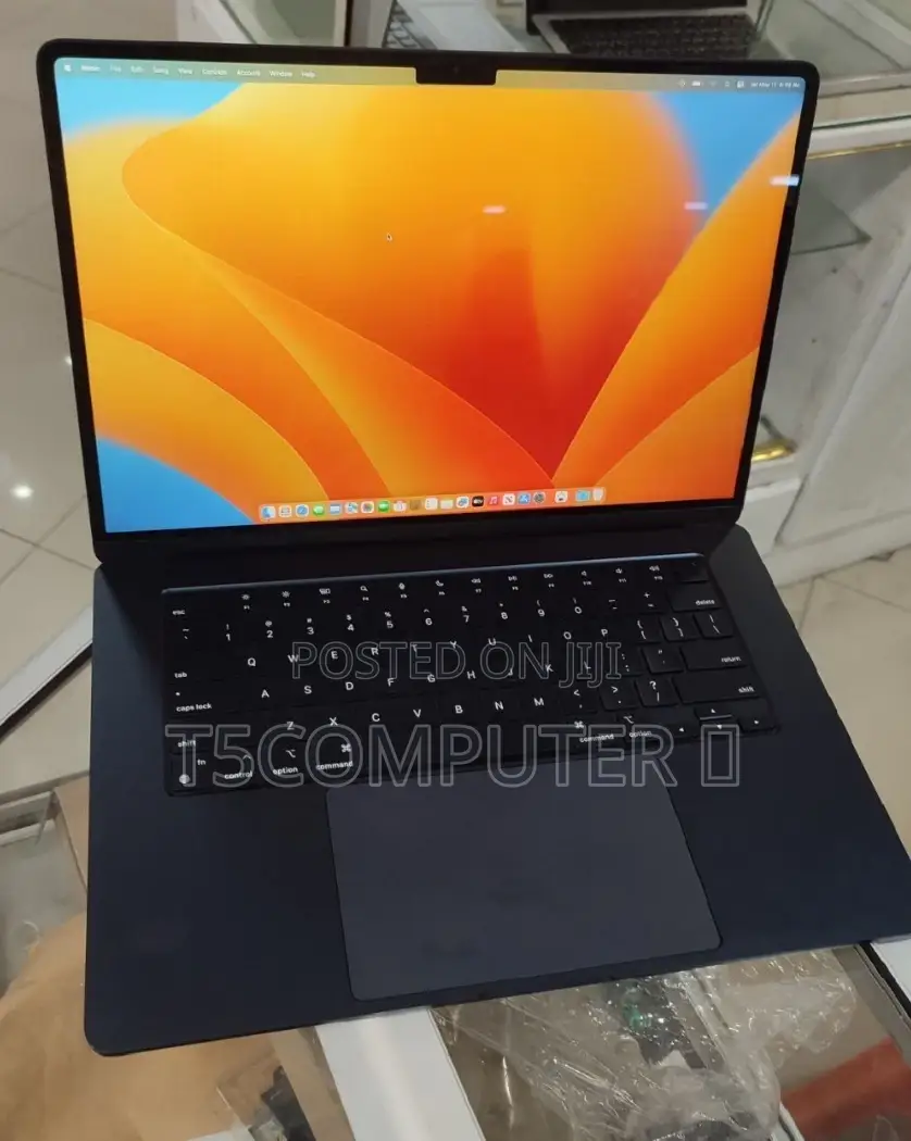 New Laptop Apple MacBook Pro 2023 M2 8GB Intel Core i7 SSD 256GB