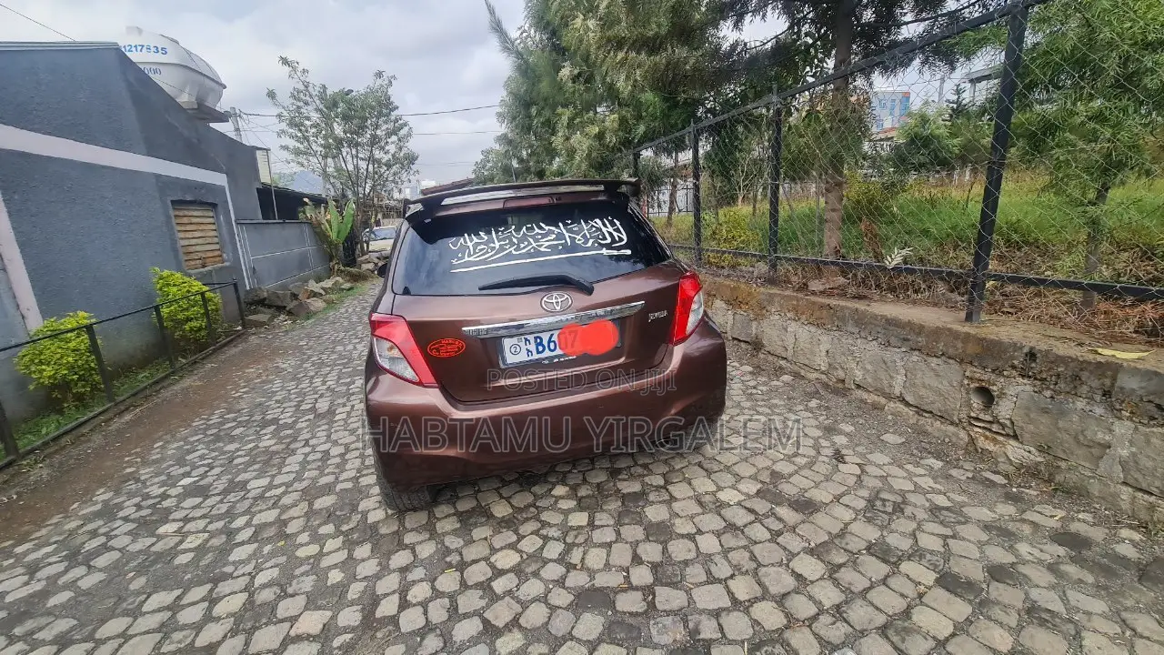 Toyota Yaris 2012 Brown
