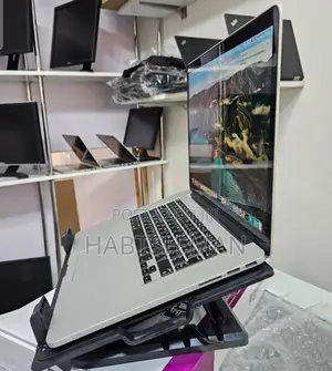 New Laptop Apple MacBook Pro 2018 16GB Intel Core I7 SSD 256GB