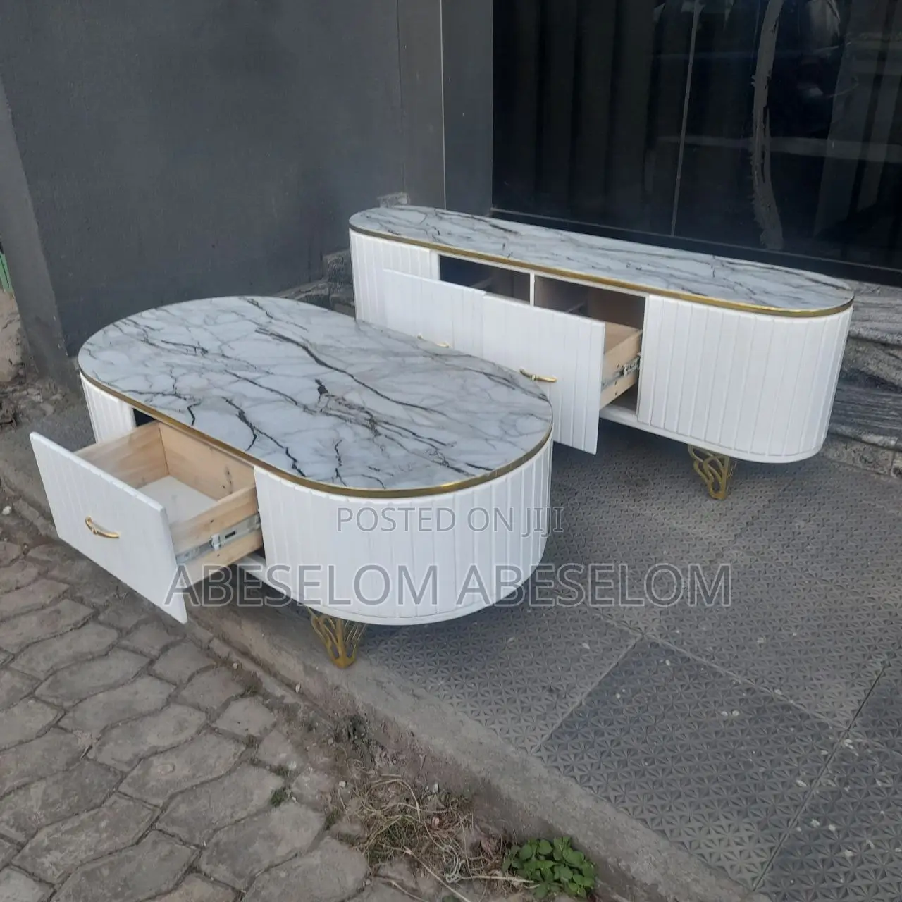 ቲቪ እስታንድ እና ጠረጴዛ