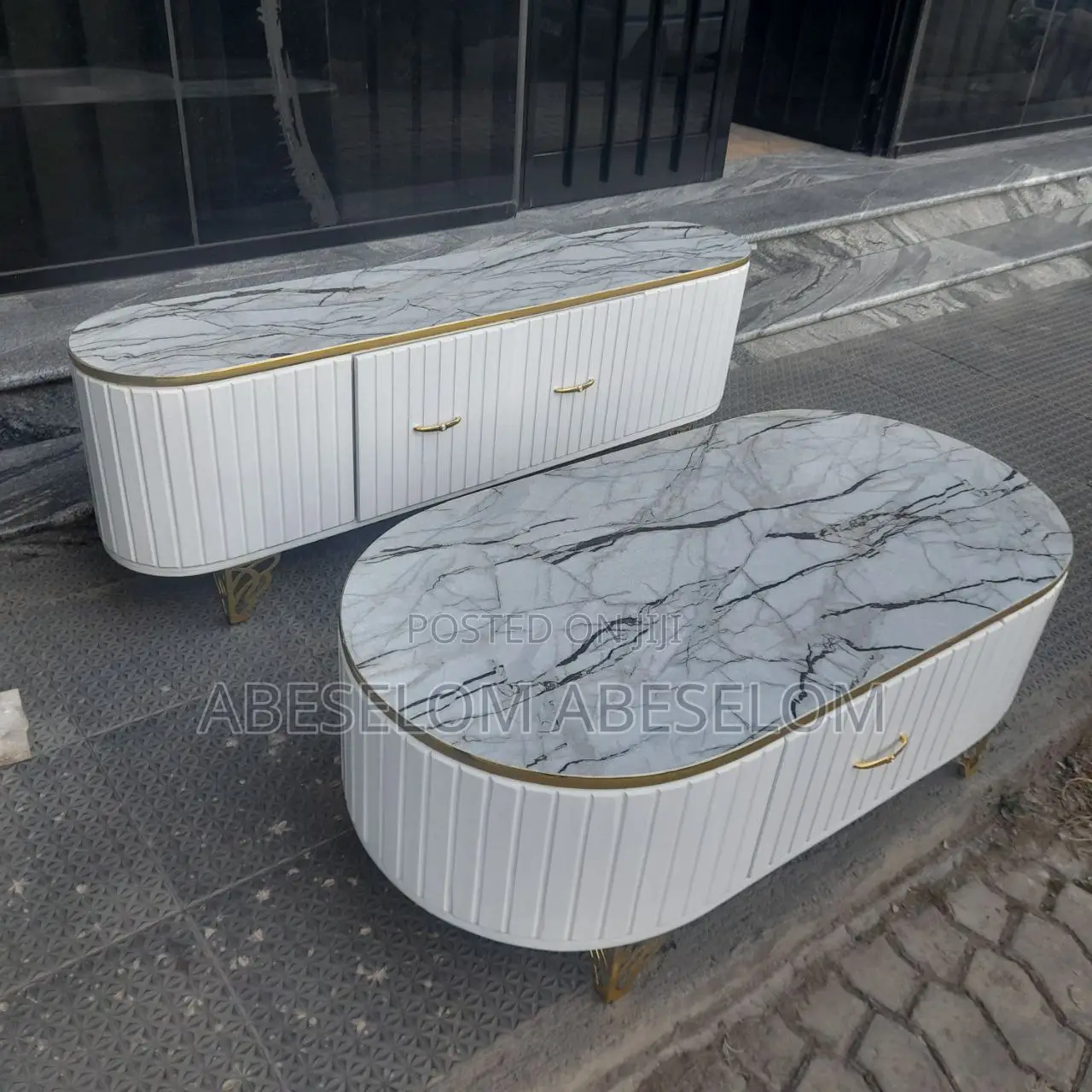 ቲቪ እስታንድ እና ጠረጴዛ