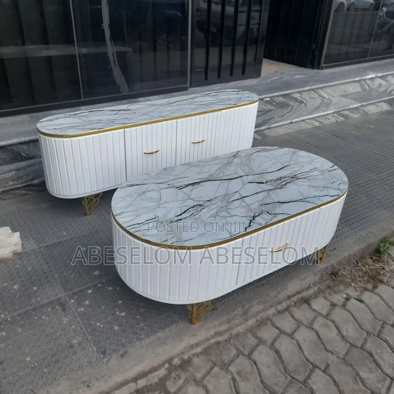 ቲቪ እስታንድ እና ጠረጴዛ