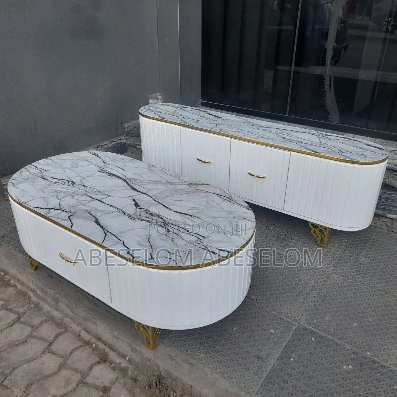 ቲቪ እስታንድ እና ጠረጴዛ