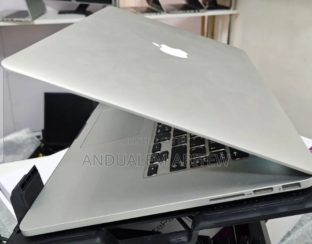 New Laptop Apple MacBook Pro 2018 16GB Intel Core I7 SSD 256GB
