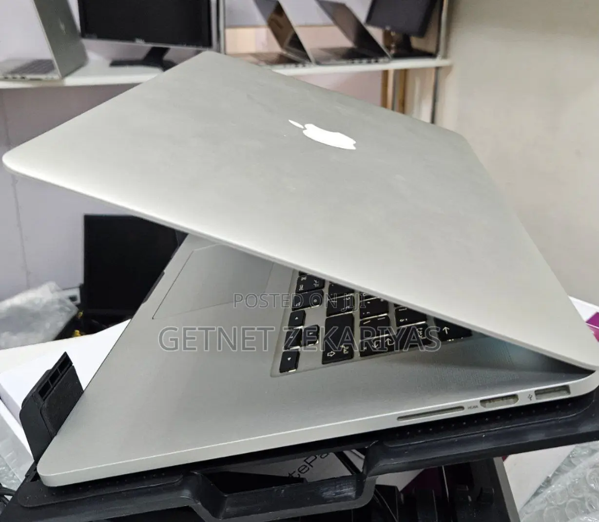 New Laptop Apple MacBook Pro 2018 16GB Intel Core I7 SSD 256GB
