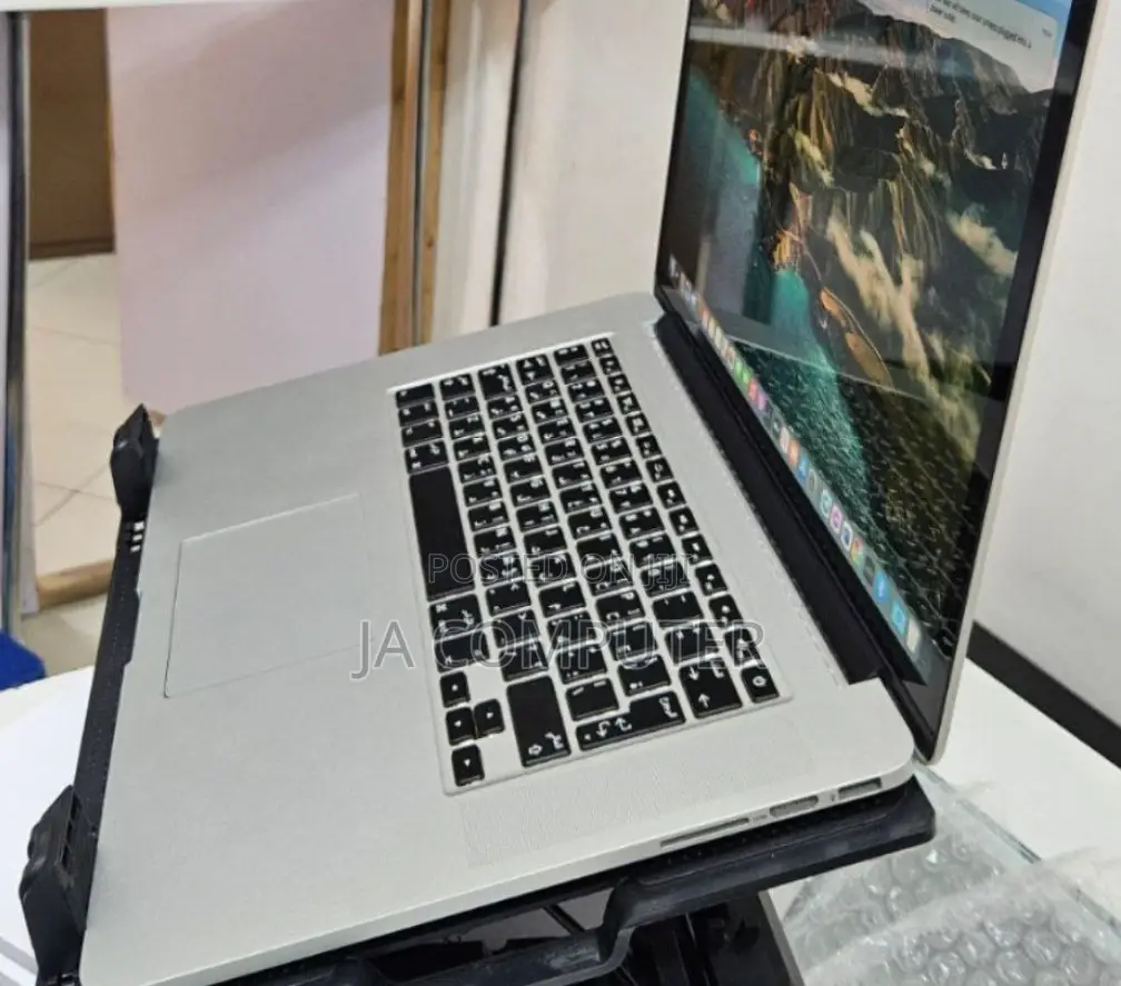 New Laptop Apple MacBook Pro 2018 16GB Intel Core I7 SSD 256GB