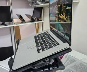 New Laptop Apple MacBook Pro 2018 16GB Intel Core I7 SSD 256GB