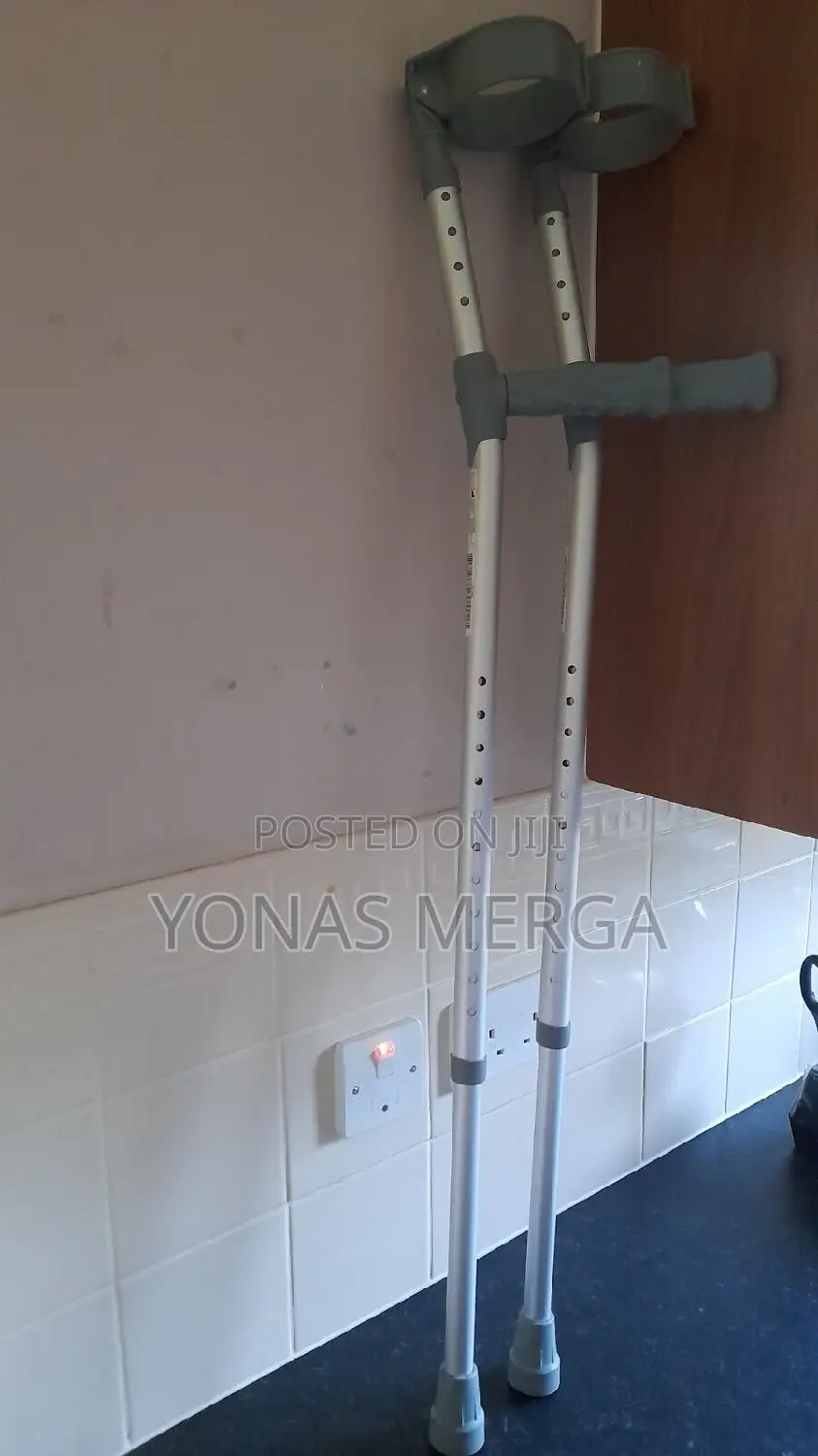 Crutches§ክራንች¶Crunch\መሬት እንዲቆነጥጥ ቡሽ አለ|Wheelchair°Wheelchair