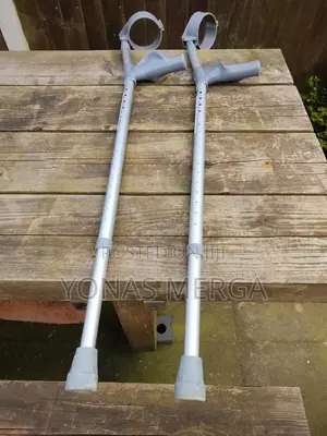 Crutches§ክራንች¶Crunch\መሬት እንዲቆነጥጥ ቡሽ አለ|Wheelchair°Wheelchair