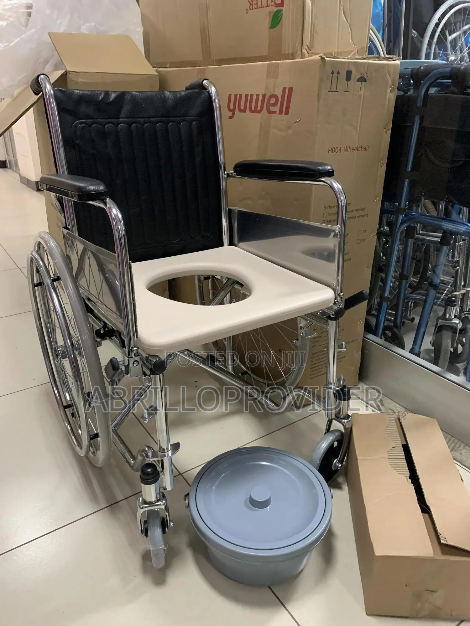 E Commode Wheelchair, Flip-Up Armrest and Detachable Footres