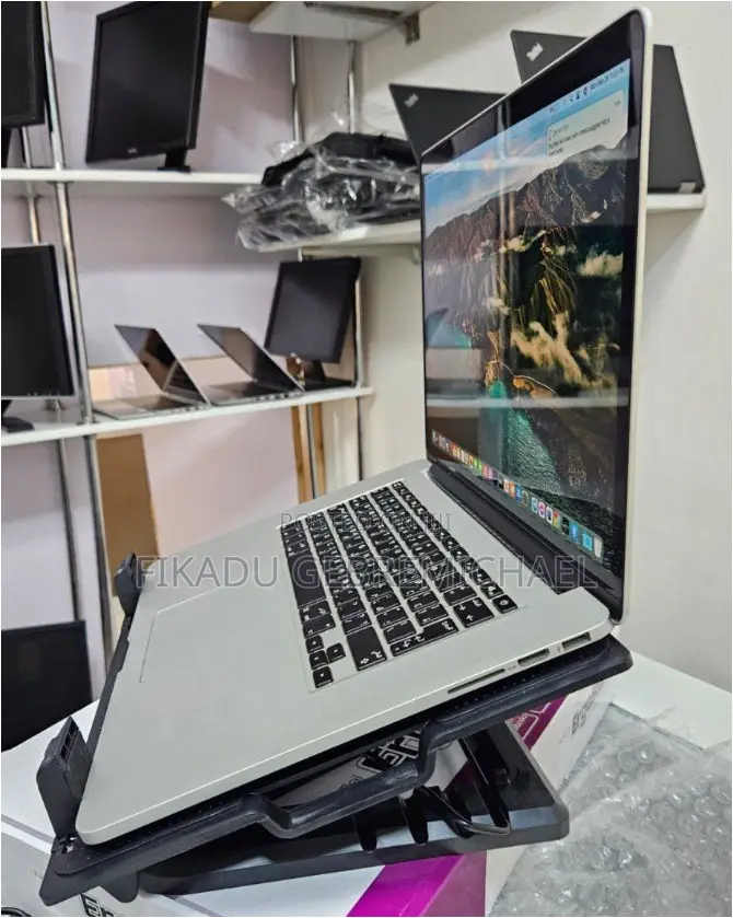 New Laptop Apple MacBook 2018 16GB Intel Core I7 SSD 256GB