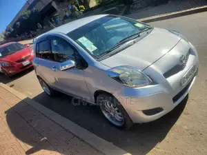Photo - Toyota Yaris Base Sedan 4dr 2010 Silver
