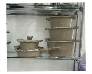 ተደራራቢ ድስቶች ከ መጥበሻ ጋር