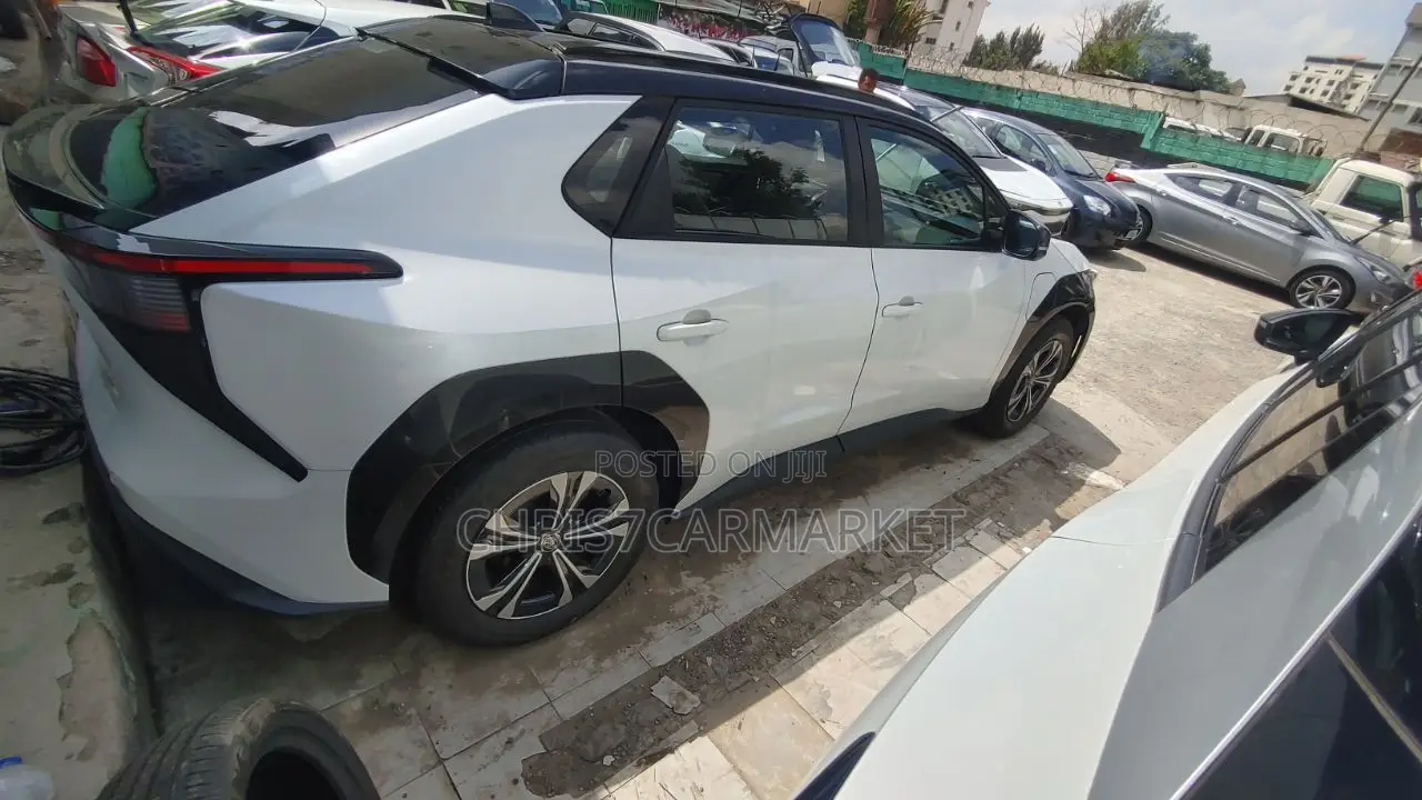 Toyota bZ4X 71.4 kWh FWD 2023 White